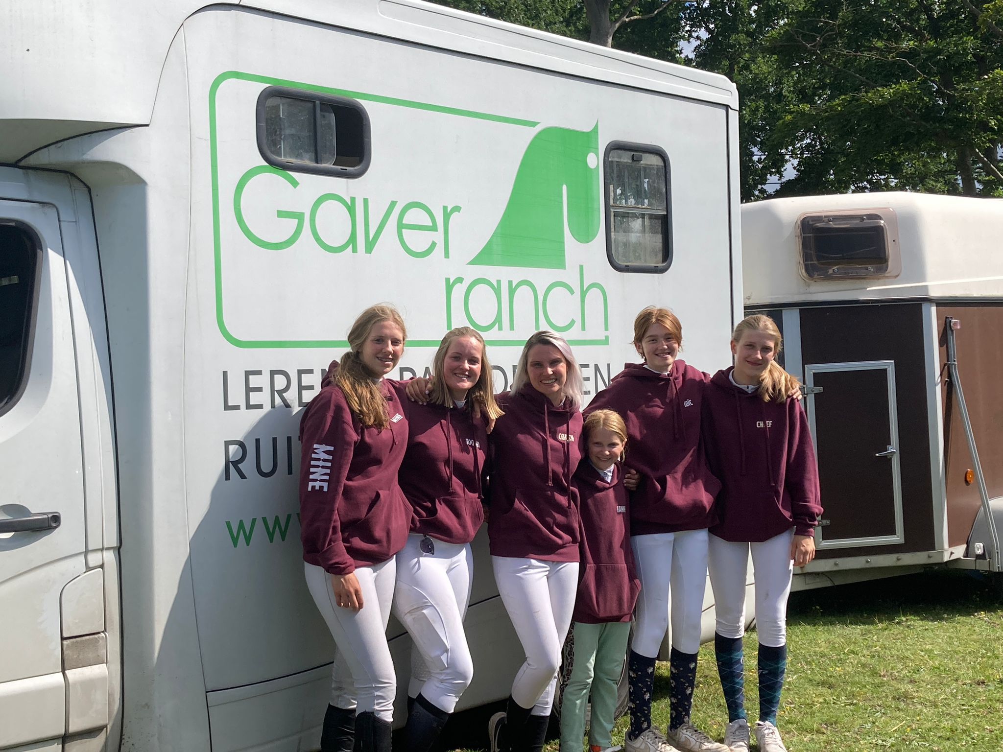 Team van Manège Gaverranch bij de stallen
